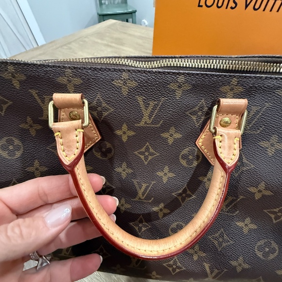 Authentic Louis Vuitton Monogram Speedy Bandouliere 40 - Picture 14 of 16
